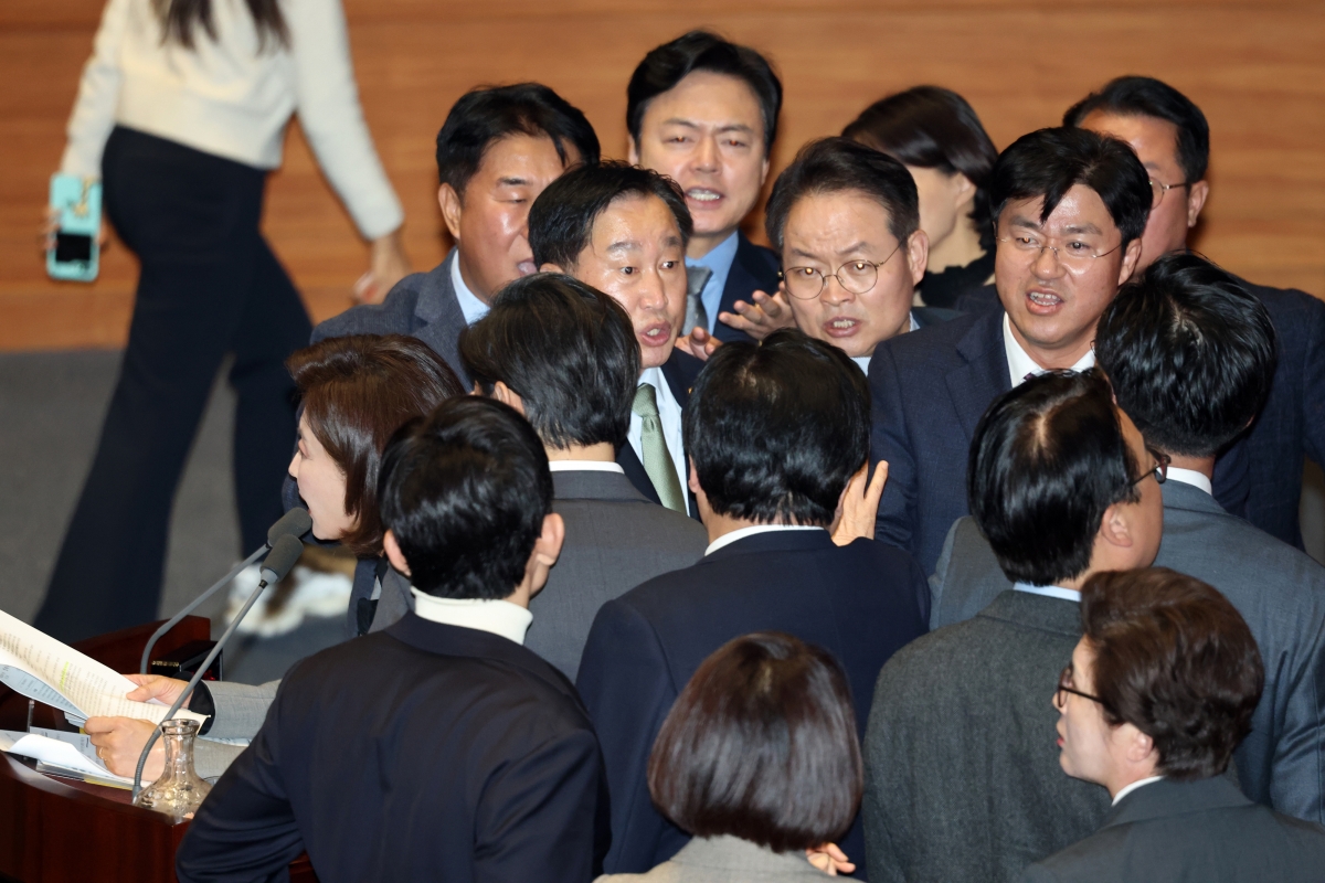 의장석 앞에서 얽힌 여야 의원들