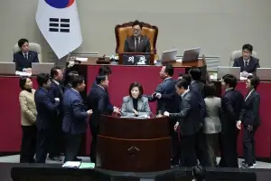 여야 연말 ‘무한 필버’ 정국… 국회의장은 마이크 껐다