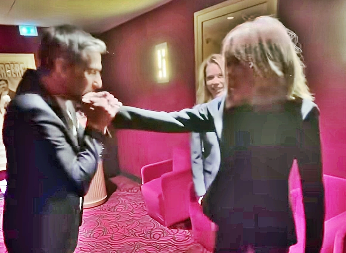 7일(현지시간) 프랑스 파리 폴리 베르제르 극장에서 공연 전 백스테이지에서 에마뉘엘 마크롱 프랑스 대통령의 부인 브리지트 여사와 만난 코미디언 아리 아비탕(51)이 브리지트 여사의 손에 입을 맞추고 있다. 2025.12.7 엑스