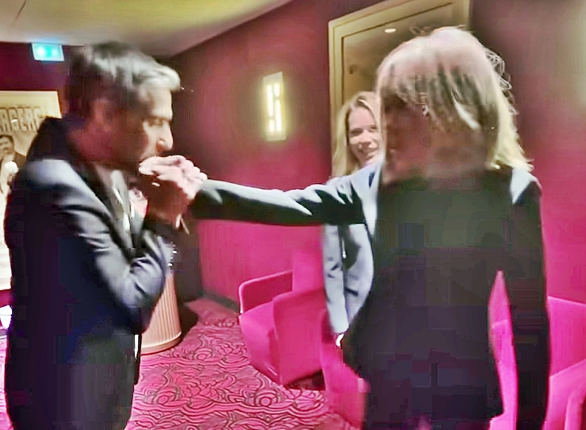 7일(현지시간) 프랑스 파리 폴리 베르제르 극장에서 공연 전 백스테이지에서 에마뉘엘 마크롱 프랑스 대통령의 부인 브리지트 여사와 만난 코미디언 아리 아비탕(51)이 브리지트 여사의 손에 입을 맞추고 있다. 2025.12.7 엑스