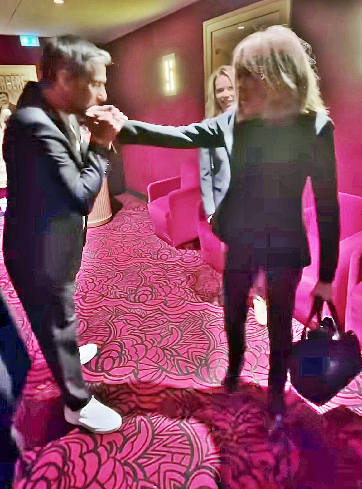 7일(현지시간) 프랑스 파리 폴리 베르제르 극장에서 공연 전 백스테이지에서 에마뉘엘 마크롱 프랑스 대통령의 부인 브리지트 여사와 만난 코미디언 아리 아비탕(51)이 브리지트 여사의 손에 입을 맞추고 있다. 2025.12.7 엑스