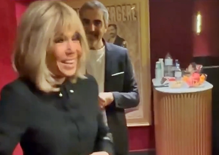 7일(현지시간) 프랑스 파리 폴리 베르제르 극장에서 공연 전 백스테이지에서 에마뉘엘 마크롱 프랑스 대통령의 부인 브리지트 여사와 코미디언 아리 아비탕(51)이 만나고 있다. 2025.12.7 엑스