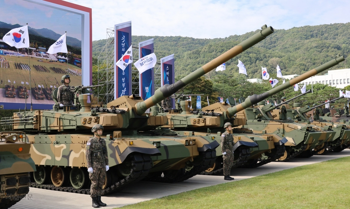 지난 9월 개최된 국군의날 미디어데이 행사장에 도열해 있는 K2 흑표 전차의 모습. 대통령실은 9일 방위사업청과 현대로템이 페루 육군과 K2 전차 54대를 수출하는 등의 내용이 담긴 총괄합의서를 체결했다고 밝혔다. 연합뉴스