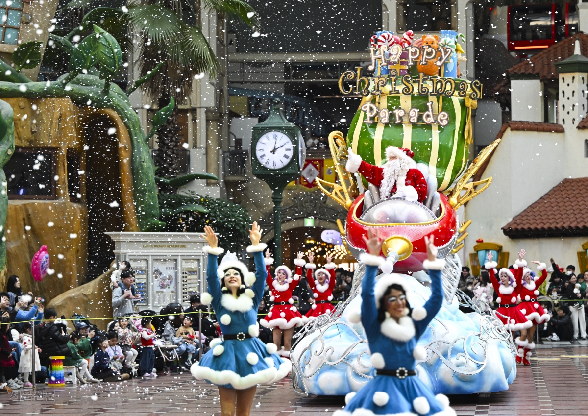 롯데월드, 실내 함박눈 펑펑… 겨울 분위기 팡팡