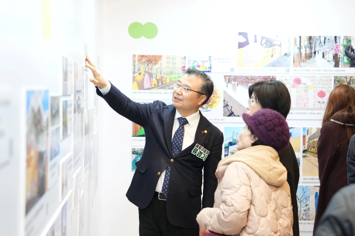 류경기 서울 중랑구청장이 지난 8일 ‘중랑 우리동네 미술관 작품 기록 전시회’에서 구민들과 작품을 보며 대화하고 있다. 중랑구 제공