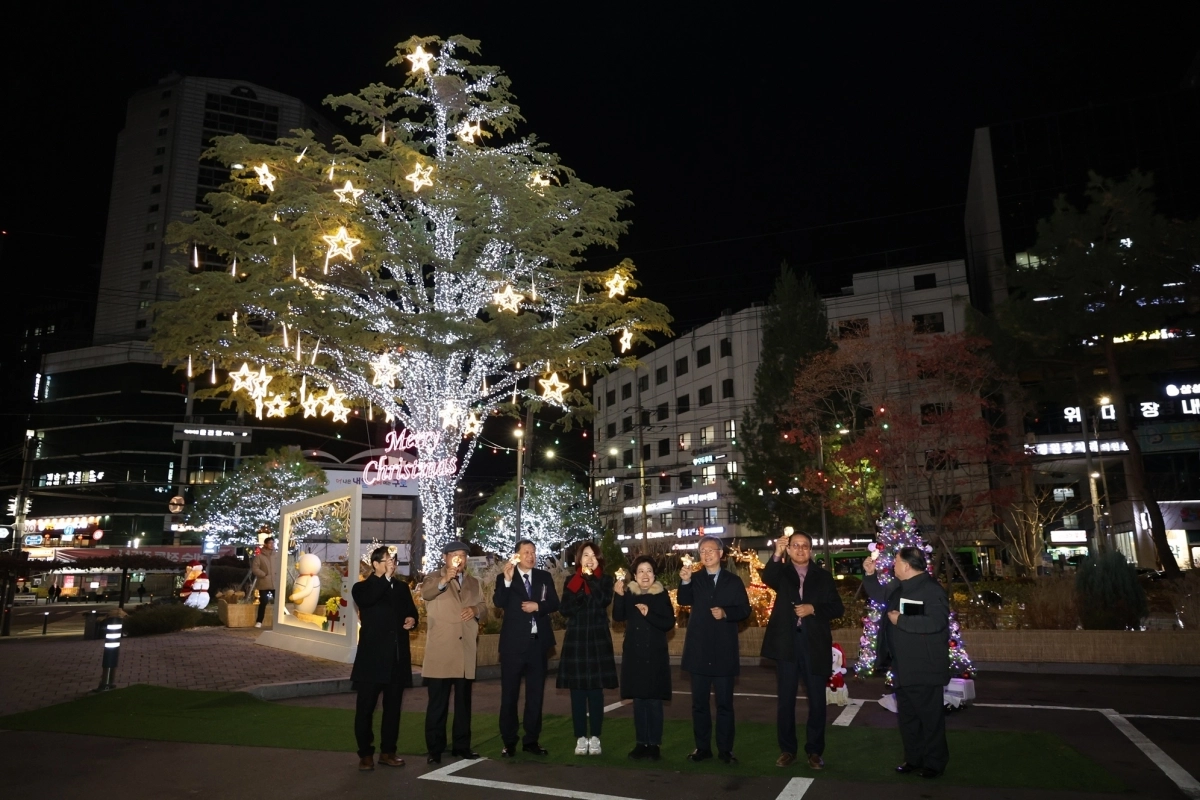 장인홍(오른쪽 세 번째) 구로구청장이 지난 8일 구청 앞 매력정원에서 성탄 트리 점등식을 열고 기념사진을 찍고 있다. 구로구 제공