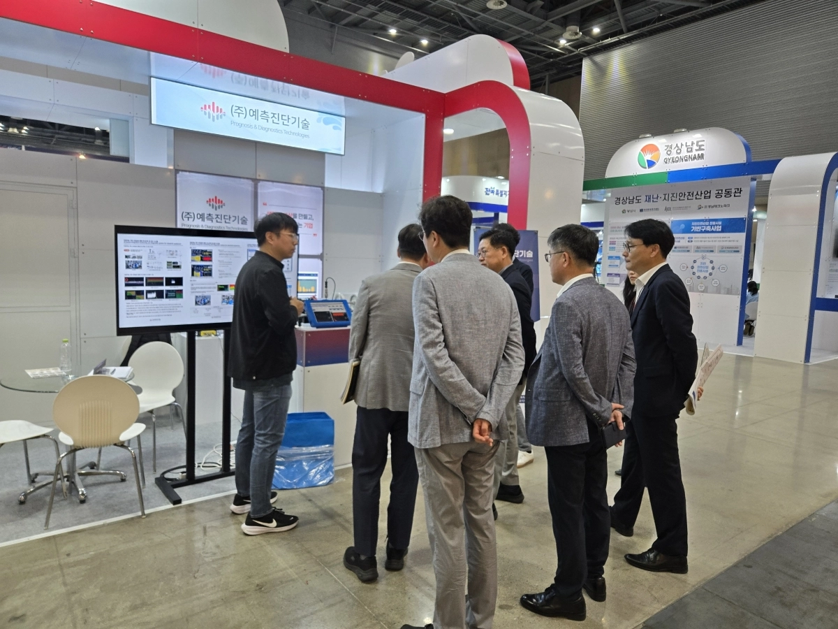 지난달 12일부터 사흘간 울산전시컨벤션센터에서 열린 ‘2025년 울산세계미래산업박람회’(WAVE 2025)에서 관람객들이 전시 부스를 둘러보고 있다. 울산정보산업진흥원 제공