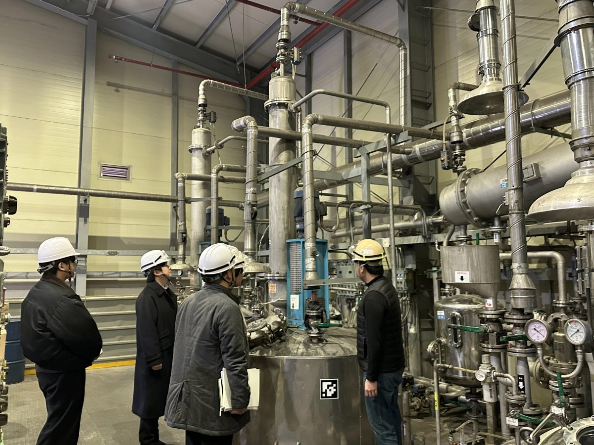 비츠로시스와 울산정보산업진흥원 관계자들이 지난 8일 울산 울주군 온산읍 에이스앤이 공장에서 ‘화학설비 AI 진단·예측 시스템’을 점검하고 있다. 울산정보산업진흥원 제공