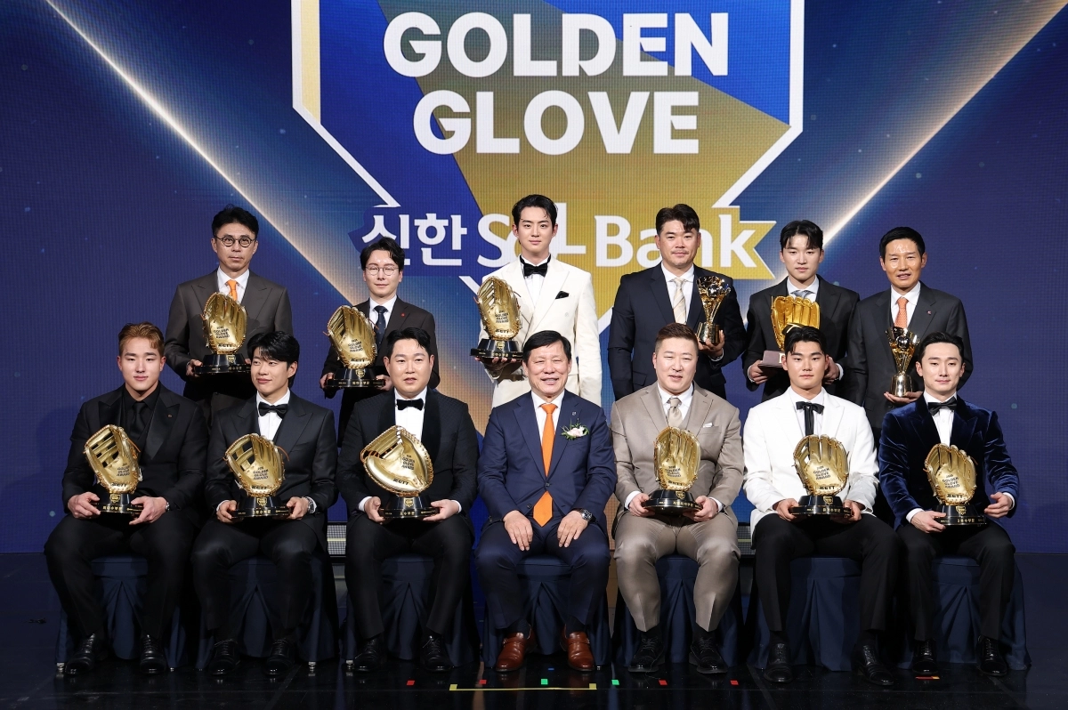 9일 서울 송파구 롯데호텔 월드에서 열린 프로야구 2025 골든글러브 시상식에서 부문별 수상자들이 허구연(앞줄 가운데) KBO 총재와 기념촬영을 하고 있다. 윗줄 왼쪽부터 시계 방향으로 손혁 한화 단장, 박준혁 롯데 단장, 삼성 구자욱, SSG 노경은, LG 박해민, 염경엽 LG 감독, LG 신민재, NC 김주원, 삼성 최형우, 허 총재, 두산 양의지, 키움 송성문, kt 안현민. 연합뉴스