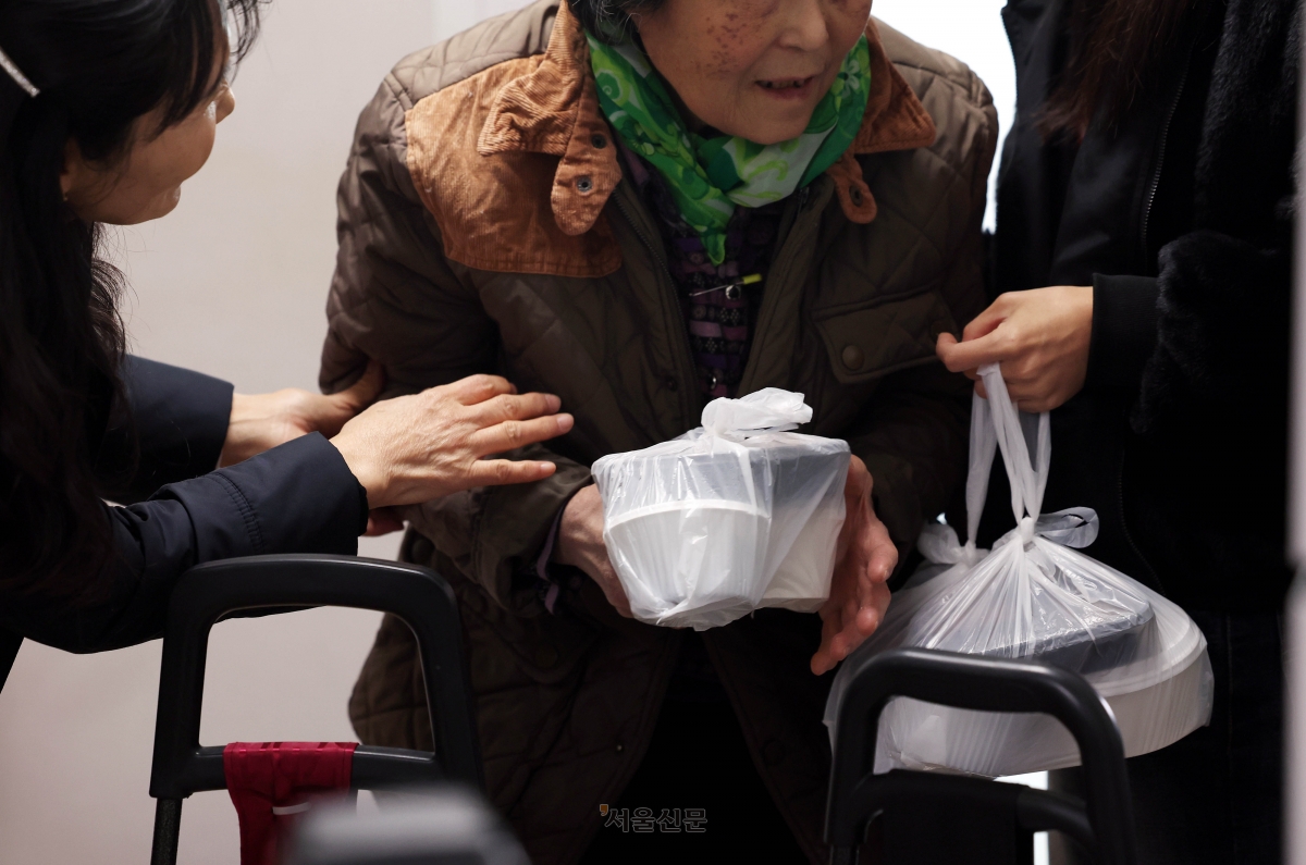 2일 광주 북구청 노인복지과 노인지원팀 자원봉사자들이 우산동의 한 공동주택 거동불편 독거세대를 방문해 어르신들의 안부를 확인하고 사랑의 도시락을 배달하고 있다. 2025.12.2 광주 북구 제공