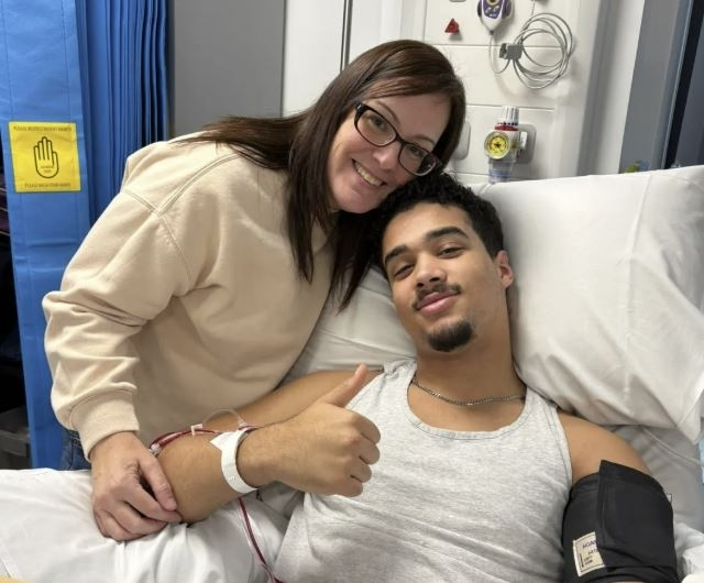 칼란 이일스(오른쪽)와 어머니 리안 콘스탄틴. 더 선 캡처