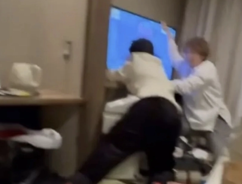 지난 8일 일본 아오모리현 앞 바다에서 규모 7.5의 강진이 발생한 가운데, 현지 호텔에 머물던 대만인 관광객들이 거실 높은 곳에 있는 TV가 쓰러지지 않도록 붙잡고 있는 모습. 자료 : 스레드