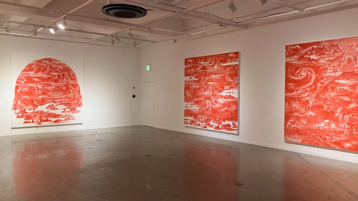 ‘붉은 산수’ 이세현 작가의 작품이 광주 동곡뮤지엄에 전시되어 있다.