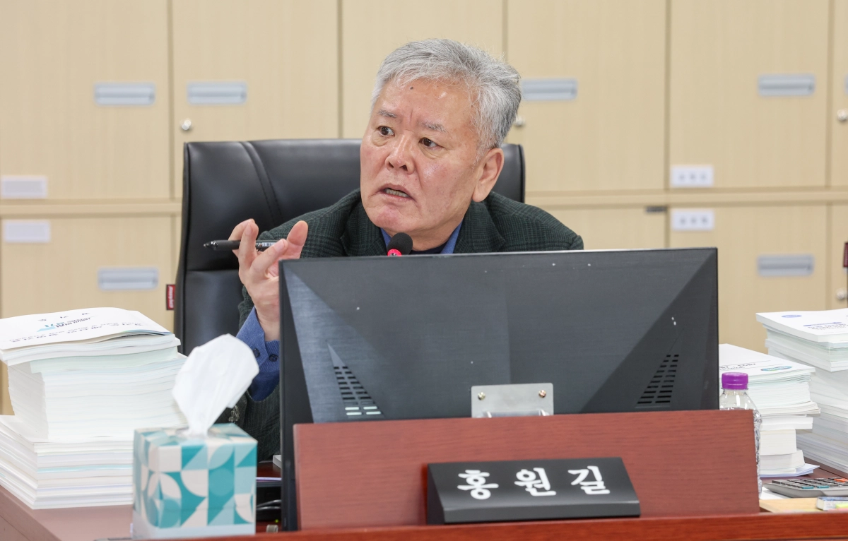 홍원길 의원이 9일 예산결산특별위원회 안전행정위원회 소관 예산심의에서 질의하고 있다.(사진=경기도의회)