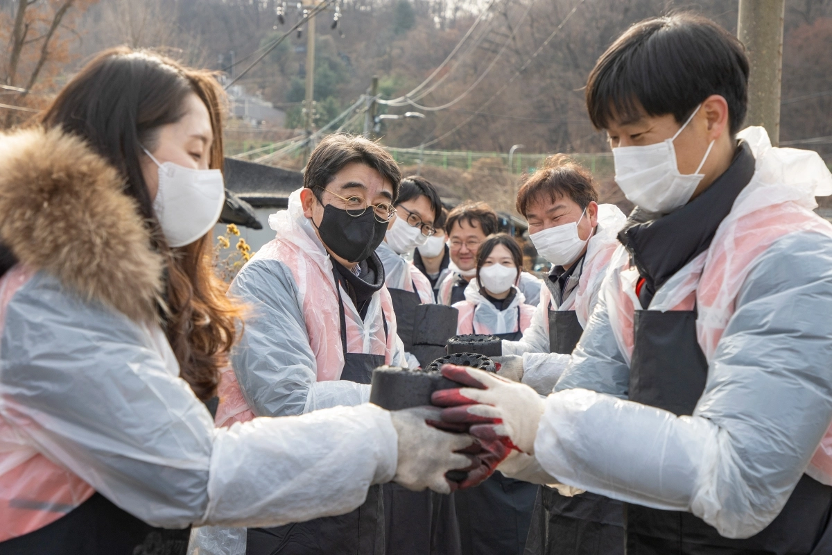 호반그룹 임직원들이 지난 9일 서울 서초구 방배동 전원마을에서 ‘사랑의 연탄 나눔’ 봉사횔동을 진행하며 지역 이웃들에게 연탄을 전달하고 있다. 호반그룹 제공