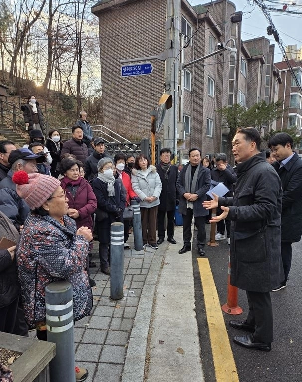 지난 9일 재개발 사업 추진에 난항을 겪어온 성북구 장위14구역을 방문해 지역주민들과 대화하는 김태수 위원장