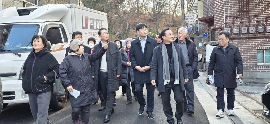 지난 9일 재개발 사업 추진에 난항을 겪어온 성북구 장위14구역을 방문한 김태수 위원장