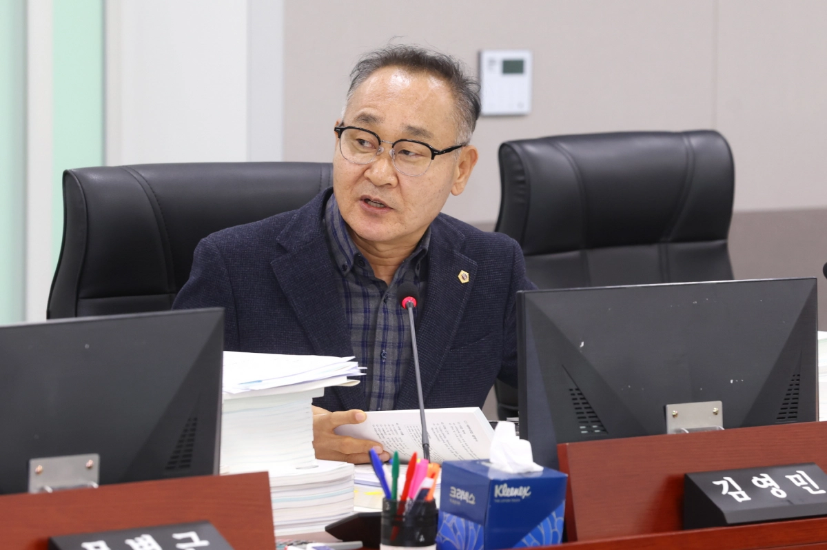 김영민 의원이 9일 예산 심사에서 질의하고 있다.(사진=경기도의회)