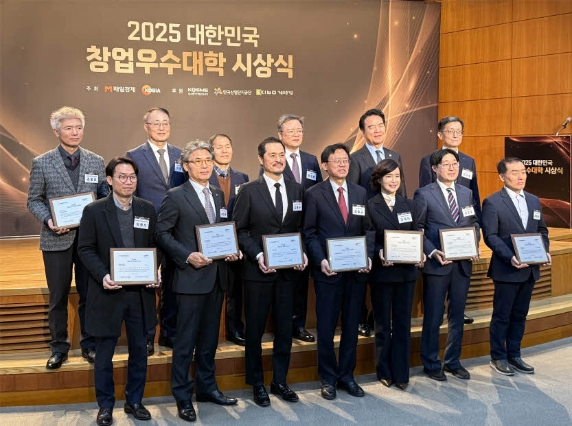 지난 9일 서울 중구 매일경제미디어센터에서 열린 ‘2025 대한민국 창업우수대학 시상식’에서 류창완(앞줄 왼쪽 두 번째) 한양대 창업지원단장을 비롯한 수상 기관 대표자들이 기념 촬영을 하고 있다. 한양대 제공