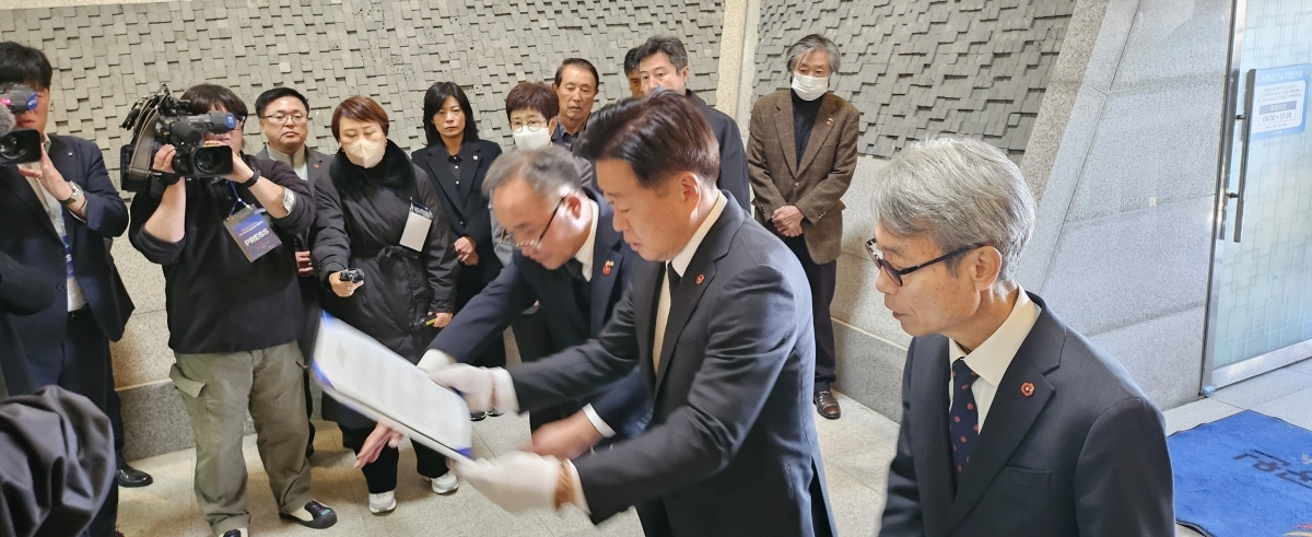 오영훈(가운데) 지사와  김창범(왼쪽) 제주4·3유족회장, 김종민 4·3평화재단 이사장이 위패봉안실 내 제주4·3사건 희생자 영위 앞에 제주평화인권헌장을 바치고 있다. 제주 강동삼 기자