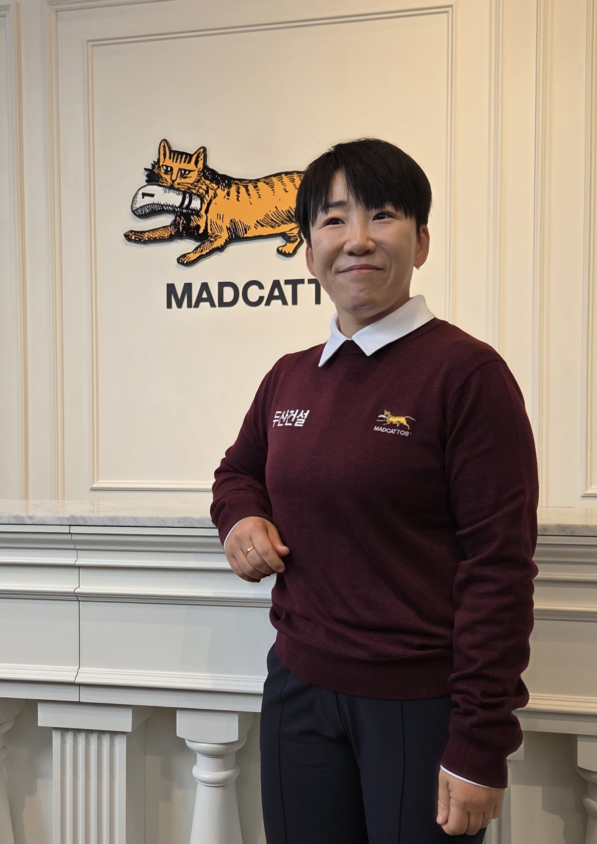 신지애가 10일 서울 강남구의 의류 후원사인 매드캐토스 플래그십 스토어에서 기자들과 만나 인터뷰 한 뒤 포즈를 취하고 있다. 이제훈 전문기자