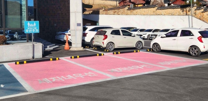 강원 홍천군이 군청에 조성한 세자녀 가정 전용주차구역. 홍천군 제공