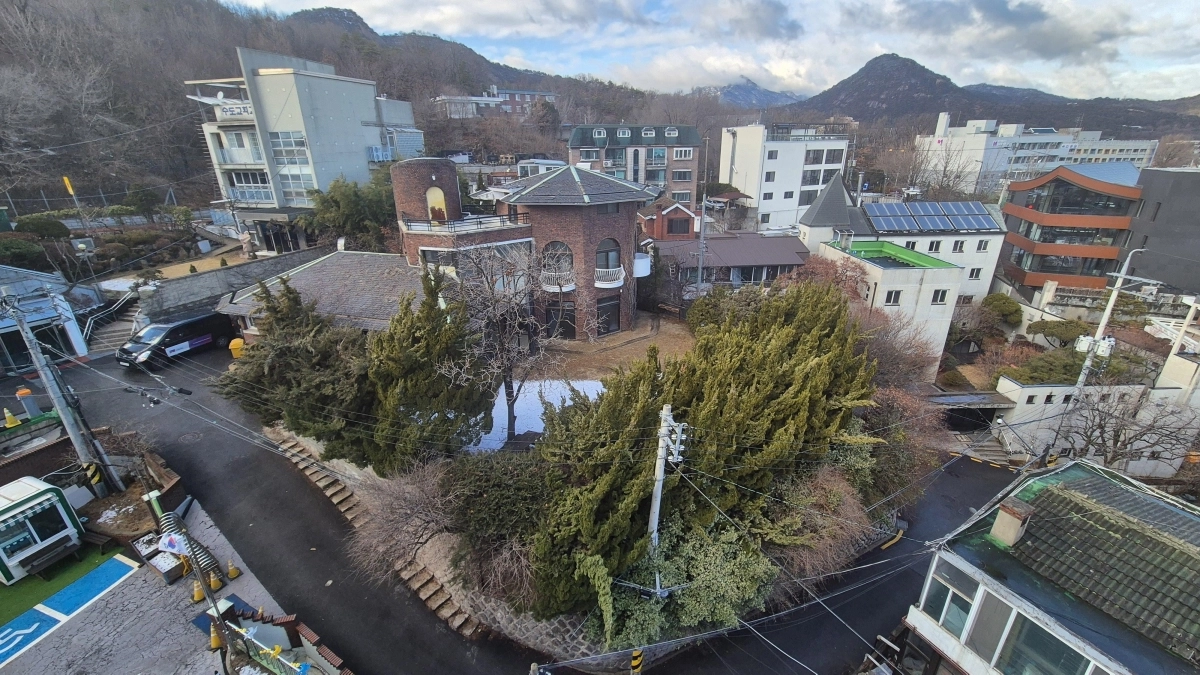 서울 종로구 사직로 7길에 있는  김소월 문학관 후보지. 서울주택도시공사 소유의 지하 1층, 지상 2층 구조의  이 주택은 ‘서울시 우수건축자산 제12호’로 등재된 건물로 평양 출신의 ‘김중업 건축가’가 설계했다. 사진: 이응주 의원 제공.