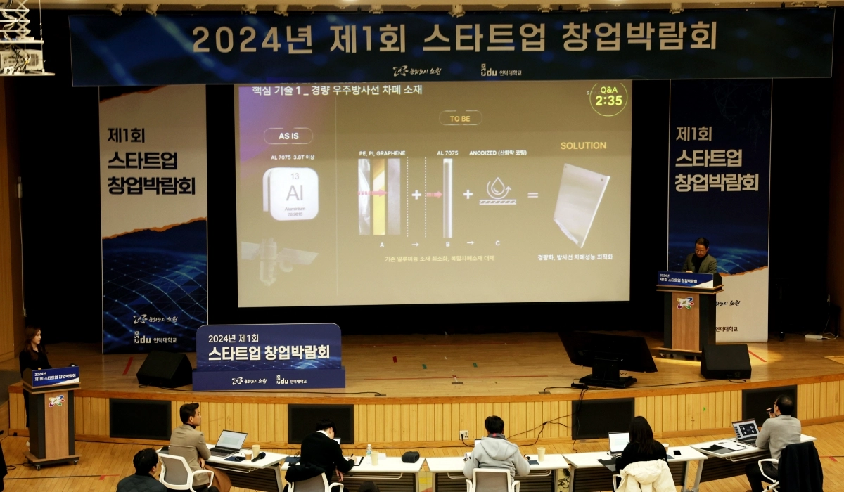 지난해 서울 노원구 ‘제1회 스타트업 창업박람회’에서 한 참가자가 사업 설명을 하고 있다. 노원구 제공