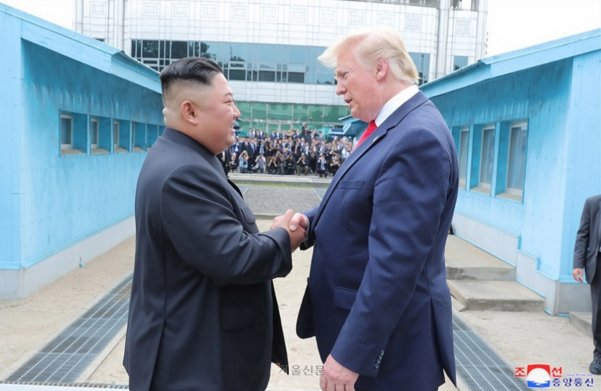 북녘 땅에서 손 맞잡은 북미 정상