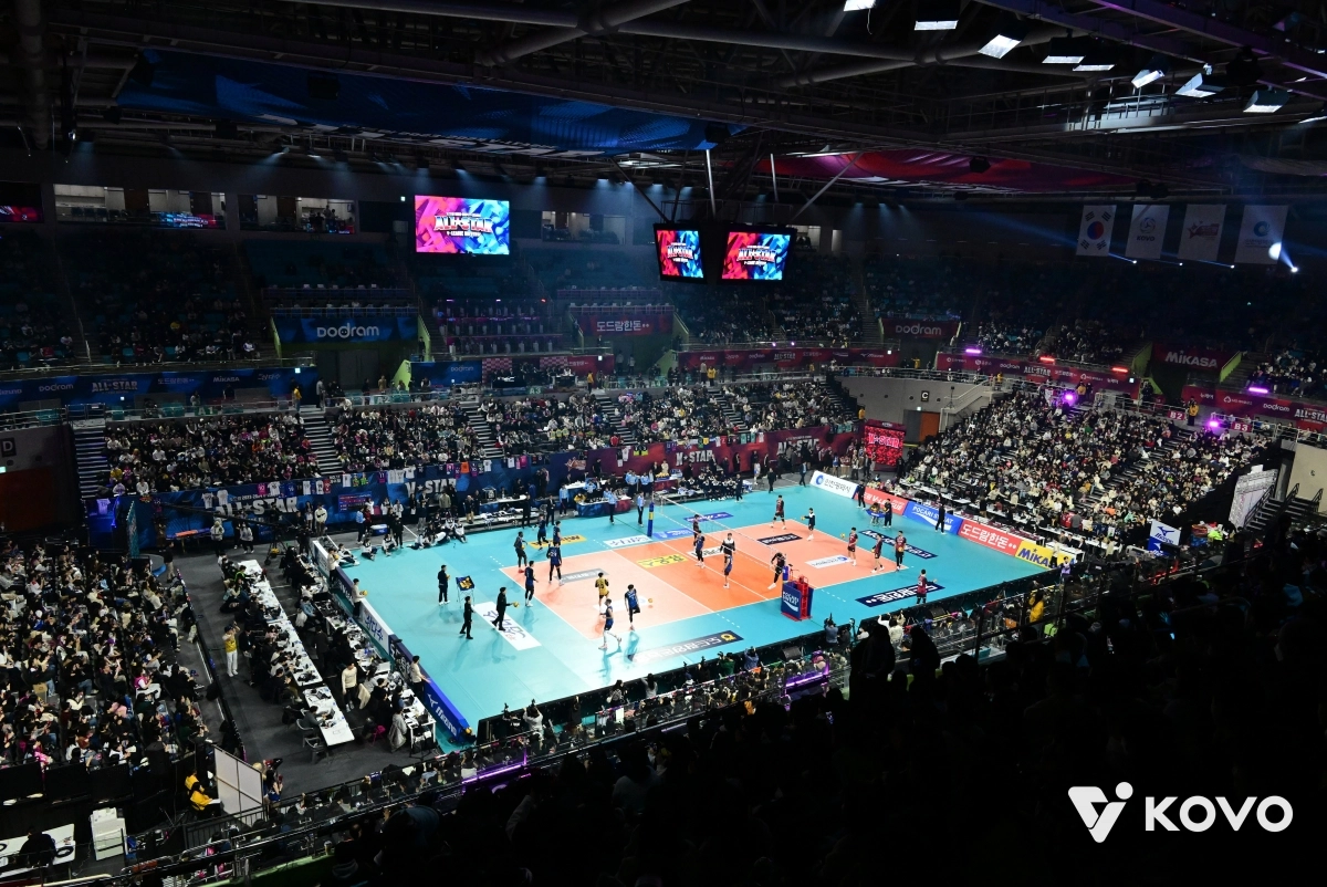 2024년 1월 인천삼산월드체육관에서 열린 2023-24 V-리그 올스타전. 지난해 올스타전은 전남 무안국제공항에서 발생한 제주항공 여객기 참사로 취소됐다. 진에어 2025-26 V리그 올스타전은 11일 팬 투표를 시작으로 내년 1월 25일 강원도 춘천 호반체육관에서 열린다. 한국배구연맹 제공