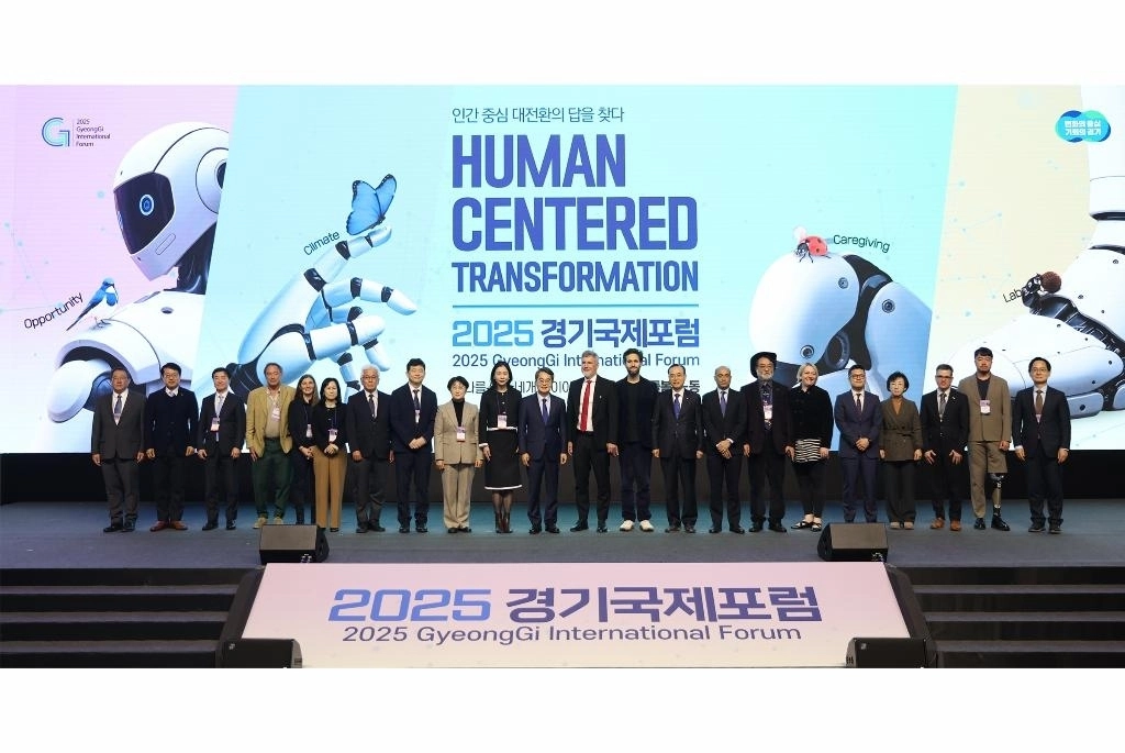 10일 ‘2025 경기국제포럼’ 참석자들이 개막 대담을 마치고 기념 촬영을 하고 있다.  (경기도 제공)