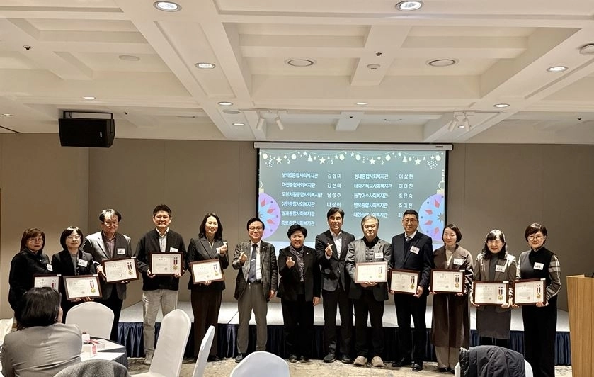 2025 서울시 사회복지관 최고관리자 역량강화교육에서 김영옥 위원장(가운데)서울시의장상 수상자들이 기념촬영을 하고 있다.