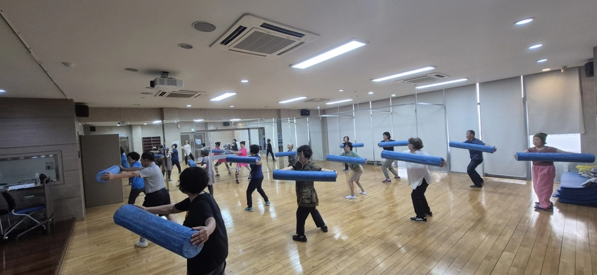 ‘장수누리터’ 프로그램에 참여한 어르신들이 지난 9월 15일 서울 성북구 동선보건지소에서 백세 건강 운동을 하고 있다. 성북구 제공