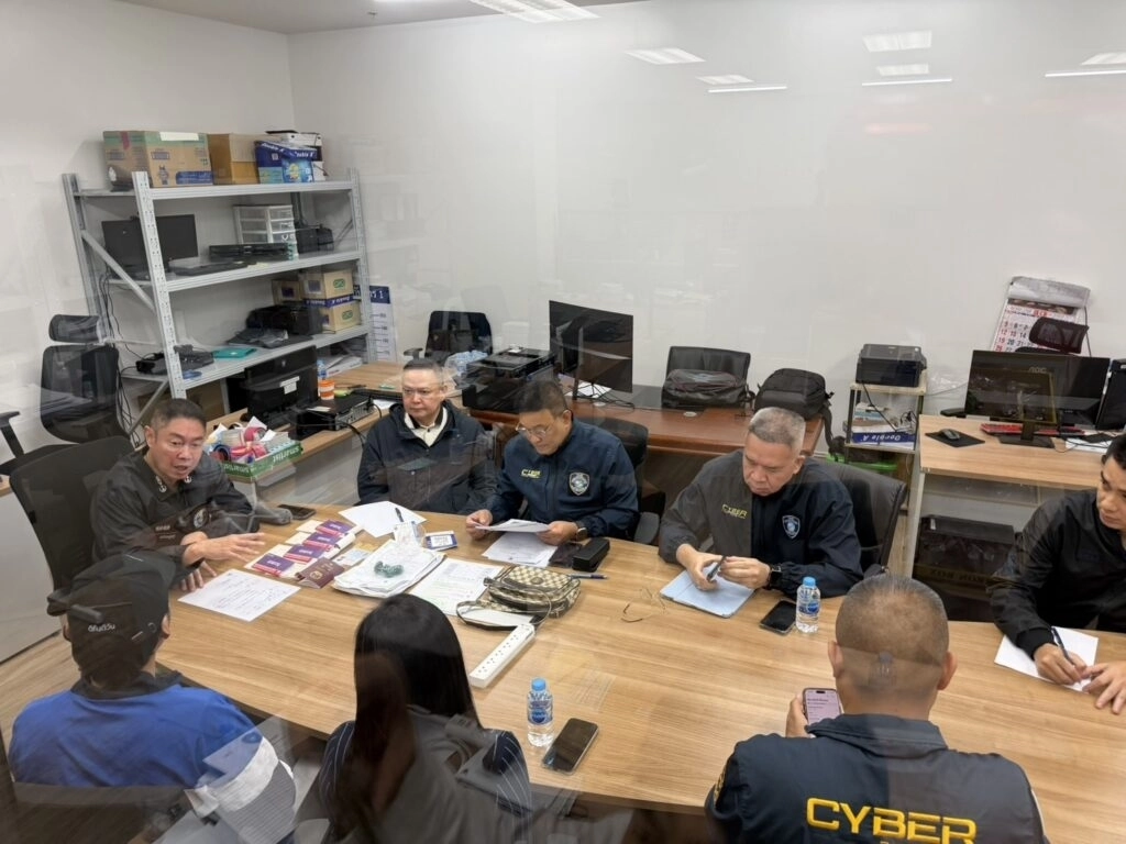 경찰에서 보이스피싱 피해자 진술을 하고 있는 믹(오른쪽 아래)과 믹의 어머니. 카오솟 영문판 캡처