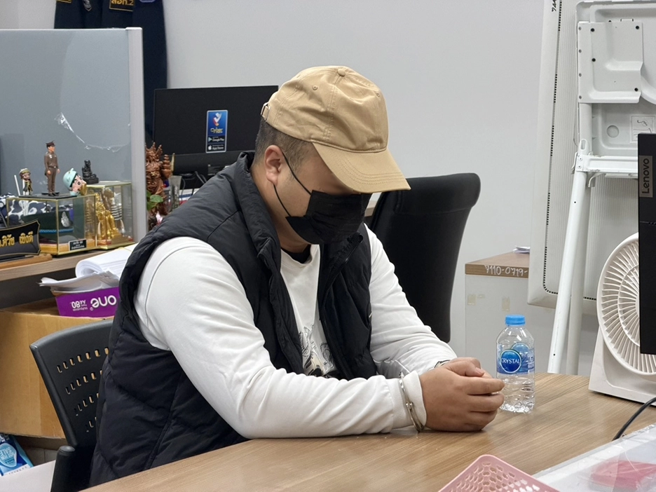 믹을 속여 어머니의 금고를 털게 한 중국인 사기단 중 체포된 친씨. 카오솟 영문판 캡처