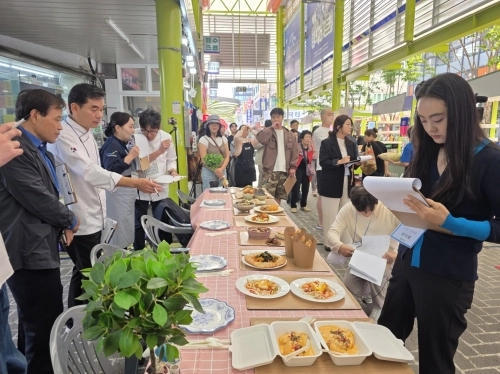 서울 강북구 백년시장에서 지난 9월 메뉴개발 경연대회인 ‘백년푸드31’이 열리고 있다. 강북구 제공