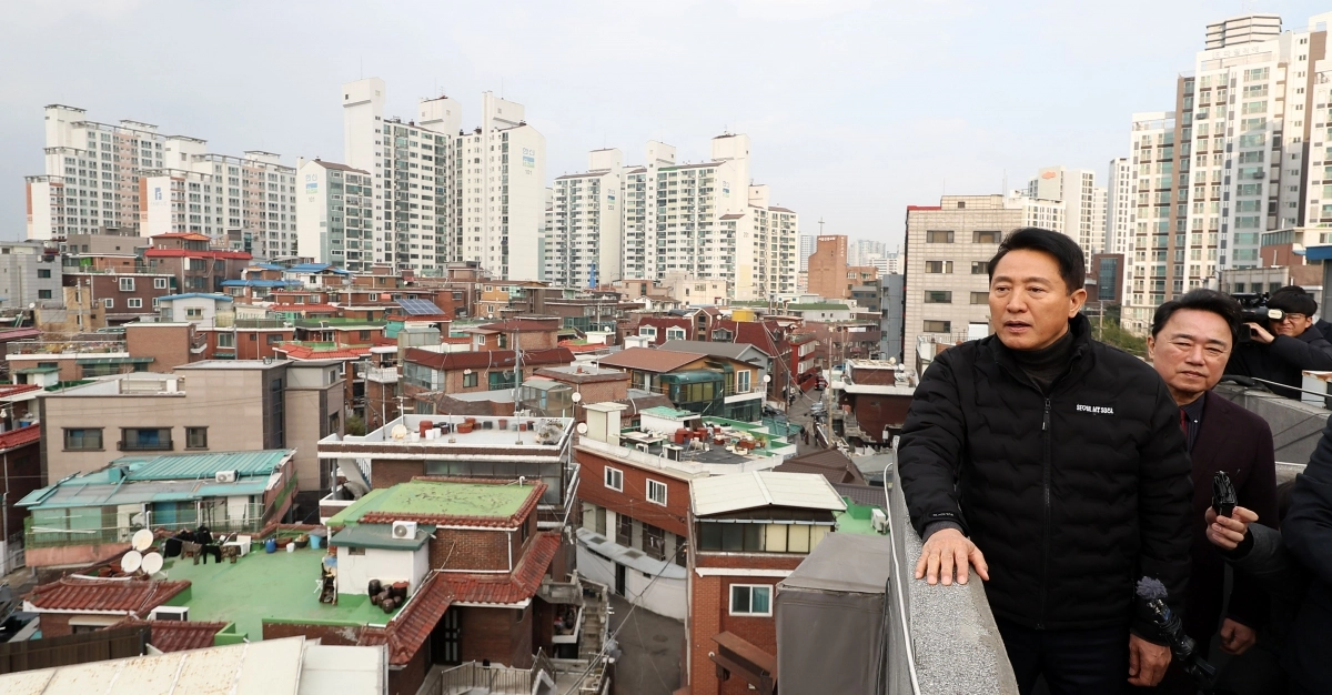 오세훈 서울시장이 10일 서울 영등포구 대림1구역을 방문해 재개발 추진 현황 등을 점검하고 있다.  뉴시스