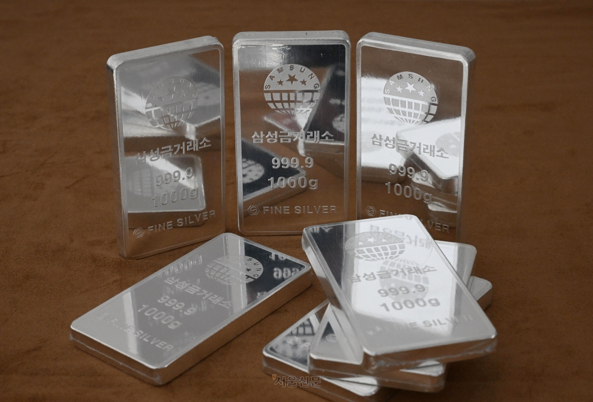 지난 2일 서울 종로구 삼성금거래소에 실버바가 진열돼있는 모습.  도준석 전문기자