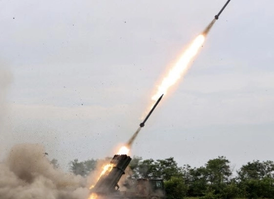 북한이 지난 8월 새로운 유도 체계를 적용한 신형 240㎜ 방사포를 시험 발사하는 장면.  240㎜ 방사포는 남한 수도권을 위협하는 장사정 다연장로켓이다. 조선중앙통신 연합뉴스