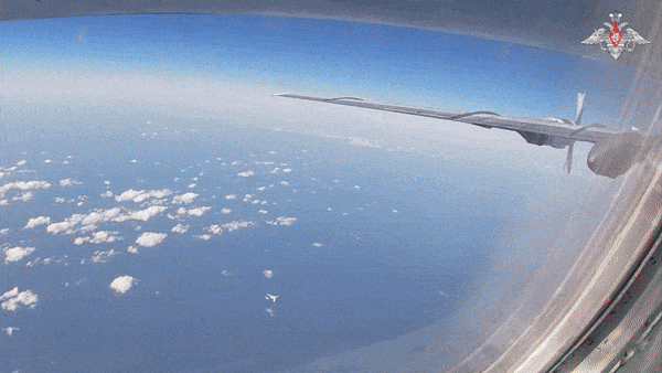 10일(현지시간) 러시아 국방부는 전날 러시아 투폴레프(Tu)-96MS와 중국 H-6K 전략폭격기 그룹이 동해(러시아는 일본해로 표기), 동중국해, 태평양 서부 수역 상공을 공동 공중 정찰했다며 공동 비행이 8시간 지속됐다고 밝혔다. 사진은 이날 비행 관련 자료. 2025.12.10 러시아 국방부