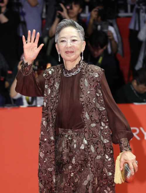 1960~1970년대 한국 영화계를 대표하는 배우로 활동했던 김지미가 지난 7일(한국시간) 미국 로스앤젤레스에서 85세를 일기로 별세했다. 사진은 고인이 2019년 10월 제24회 부산국제영화제 개막식에서 관객들에게 인사하는 모습. 뉴스1