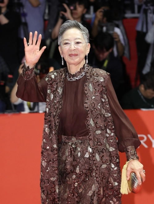 1960~1970년대 한국 영화계를 대표하는 배우로 활동했던 김지미가 지난 7일(한국시간) 미국 로스앤젤레스에서 85세를 일기로 별세했다. 사진은 고인이 2019년 10월 제24회 부산국제영화제 개막식에서 관객들에게 인사하는 모습. 뉴스1