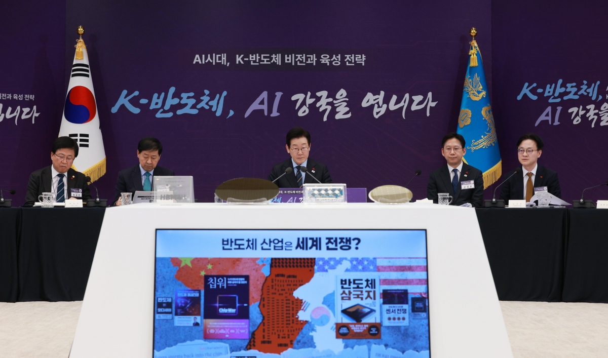 이재명 대통령이 10일 용산 대통령실에서 ‘인공지능(AI) 시대, K반도체 비전과 육성전략 보고회’를 주재하고 있다. 왼쪽부터 최교진 교육부 장관, 구윤철 부총리 겸 기획재정부 장관, 이 대통령, 배경훈 부총리 겸 과학기술정보통신부 장관, 김정관 산업통상부 장관.  뉴시스