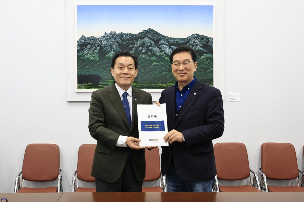 10일 이재준 수원특례시장이 신정훈 국회 행정안전위원장에게  ‘특례시 지원에 관한 특별법’ 건의 사항을 전달하고 있다. (수원시 제공)