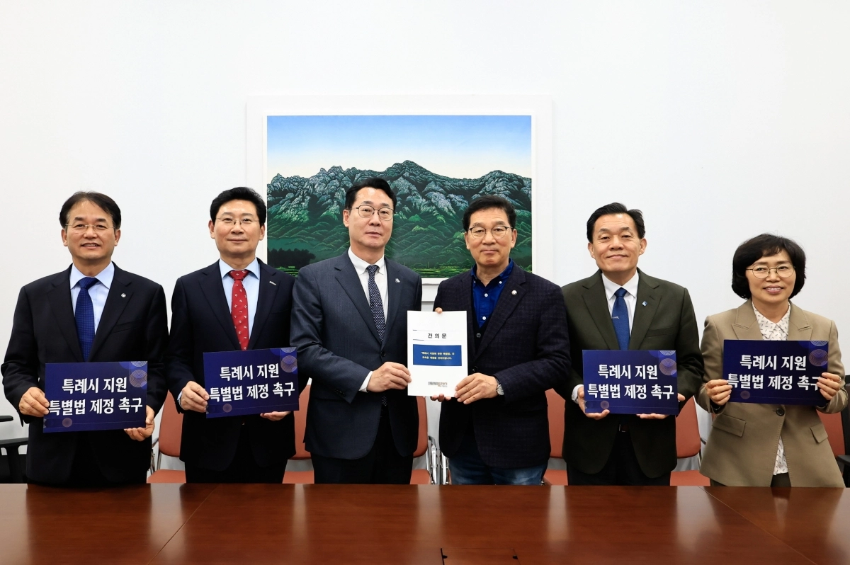 10일 대한민국 특례시장들이 ‘특례시 지원에 관한 특별법’ 제정을 촉구하는 건의문을 신정훈 국회 행정안전위원장에게 전달하고 있다. (수원시 제공)