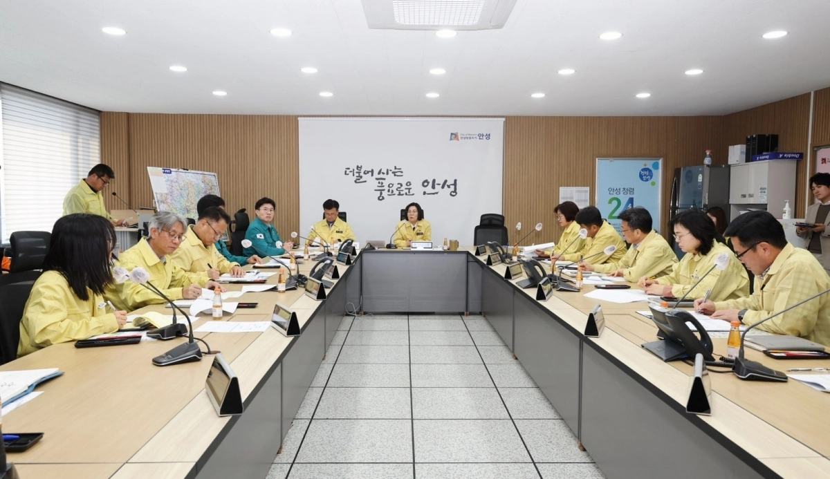 김보라 안성시장이 10일 행정안전부와 농식품부, 경기도, 경찰서, 소방서, 시 관련 부서장 등이 참석한 가운데, 고병원성 AI 재난안전대책회의를 주재하고 있다. (안성시 제공)