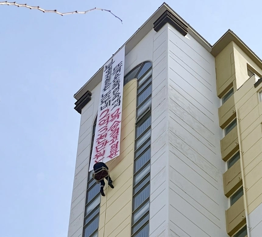 10일 전남 나주시 빛가람동의 한 아파트에서 남성이 외벽에 매달린 채 고공 농성을 벌이고 있다. 2025.12.10. 나주소방서 제공