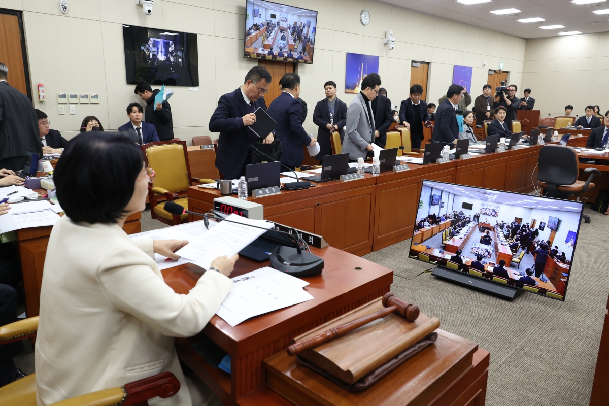 최민희 국회 과방위원장이 10일 오후 서울 여의도 국회에서 열린 과학기술정보방송통신위원회 전체회의에서 ‘허위조작정보 징벌적 손해배상법’을 상정하자 최형두 국민의힘 간사를 비롯한 국힘 의원들이 자리에 일어나 회의장을 나서고 있다. 2025.12.10. 뉴시스