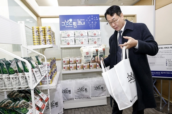 정명근 화성시장이10일  나래울푸드마켓의 ‘먹거리 기본보장코너(그냥드림)’에서 장을 보고 있다.( 화성시 제공)