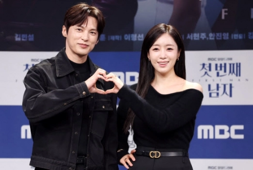 배우 함은정(오른쪽)과 윤선우가 10일 서울 마포구 MBC 골든마우스홀에서 열린 MBC 새 일일드라마 ‘첫 번째 남자’ 제작발표회에서 포즈를 취하고 있다. 2025.12.10 <br>연합뉴스